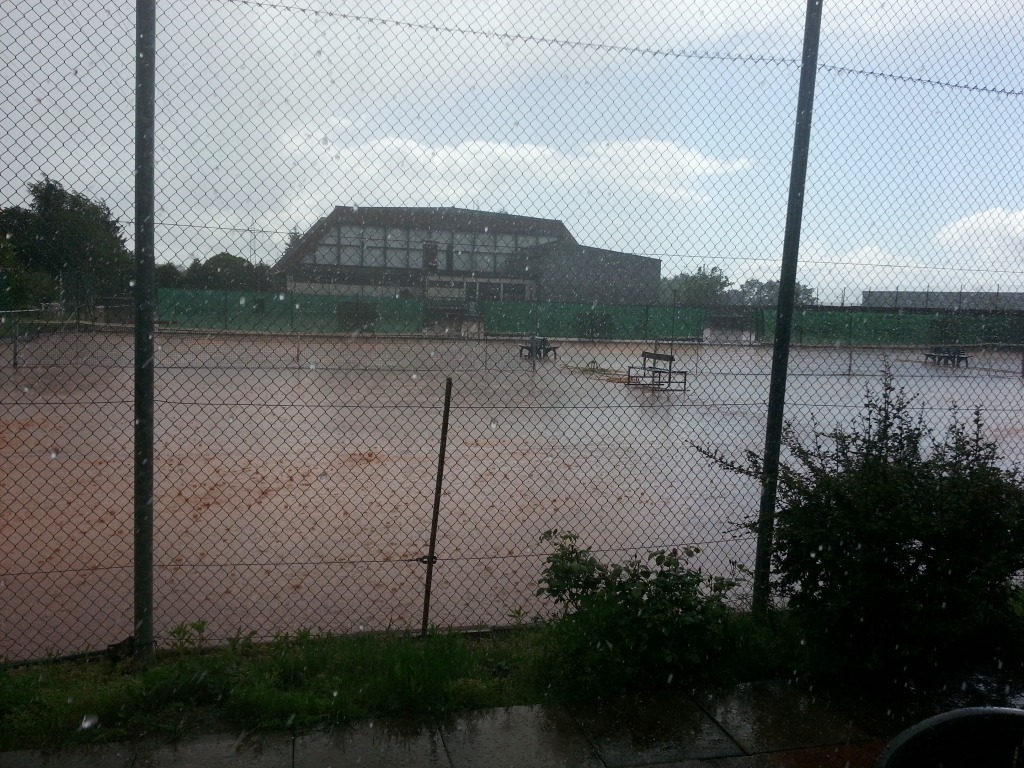 Tennisplaetze unter Wasser